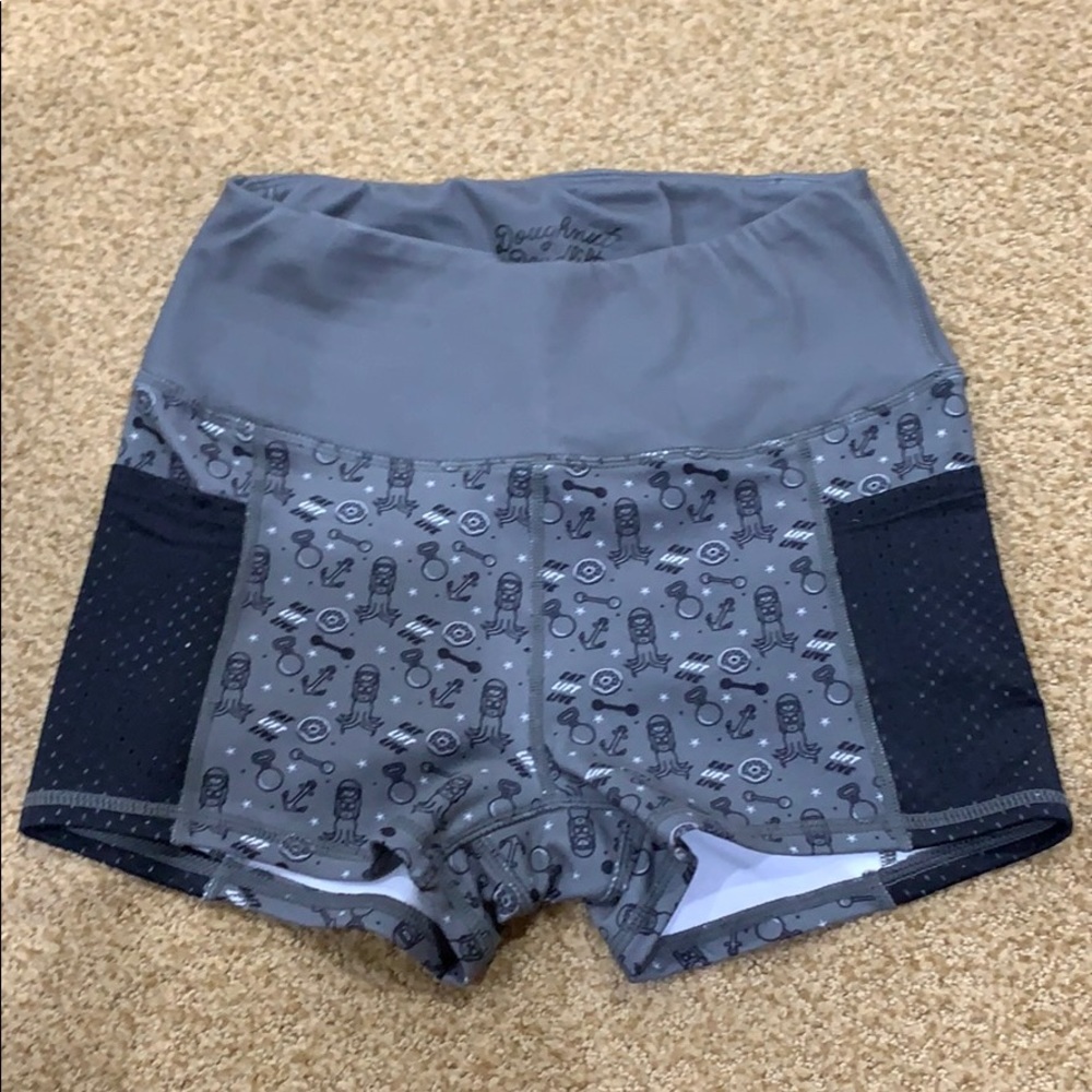 DNDL HR Pocket Shorts in Sailor's Mouth - Charcoal